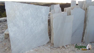 Pedra São Tomé para pisadeira de pedra no jardim tipo cacão de pedra São Tomé branco, amarelo e mesclado.