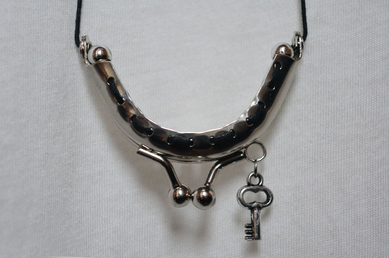 One of the 4 NECKLACE CLICK CLACK