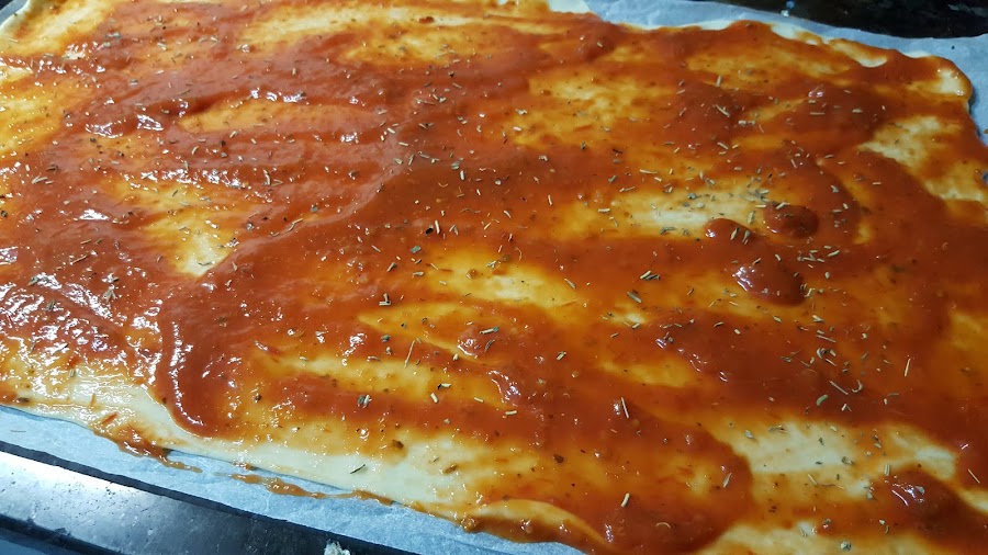 Pizza pimientos rojos, anchoas, atún y queso