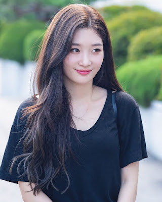 Bae Suzy  bibnir merah OOTD baju kaos manis