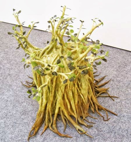 Yui Ishibari esculturas surreais perturbadoras crianças tomadas por plantas natureza bizarra