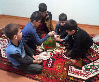 Azerbaycanda çeşitli Novruz oyunlarından biri çocukların yumurta dövüştürmesi ve renkli yumurta boyaması.