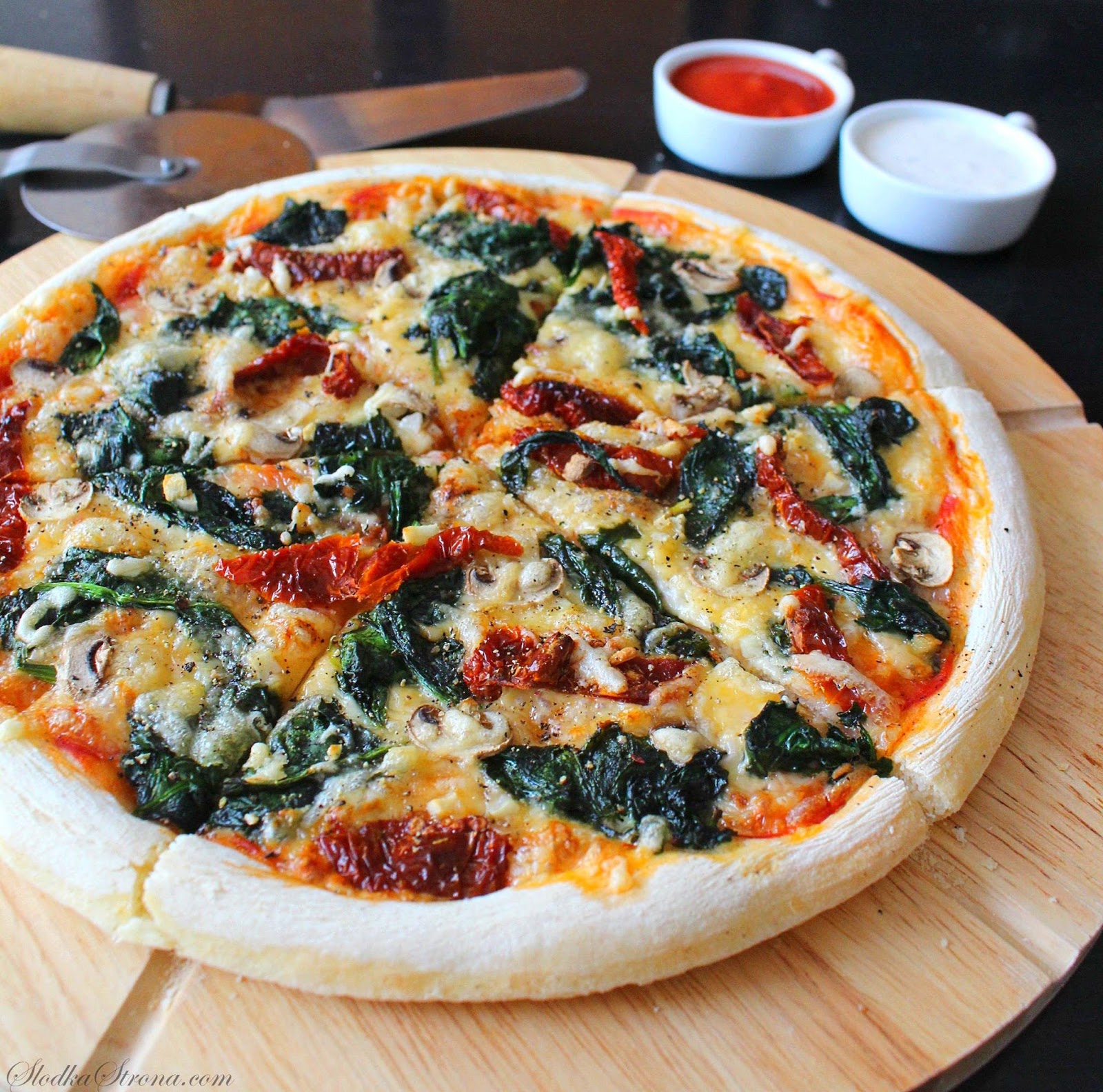 Słodka Strona Pizza ze Szpinakiem i Suszonymi Pomidorami