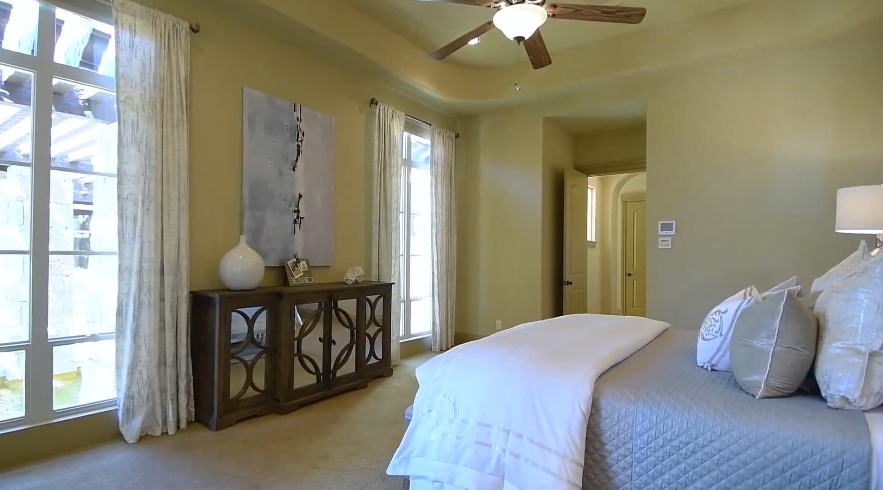 17 Photos vs. 11 Kings View, San Antonio, TX Luxury Home Interior Design Tour