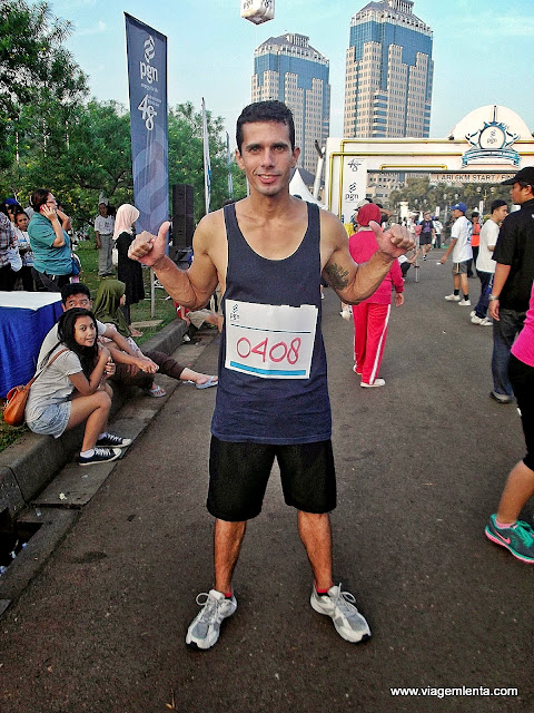 Preparação para a largada da corrida de rua em Jacarta