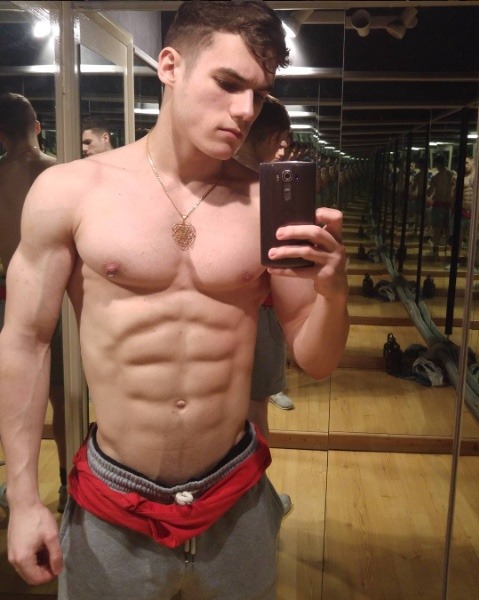 hot-gym-guys-shirtless-muscular-abs-body-selfie