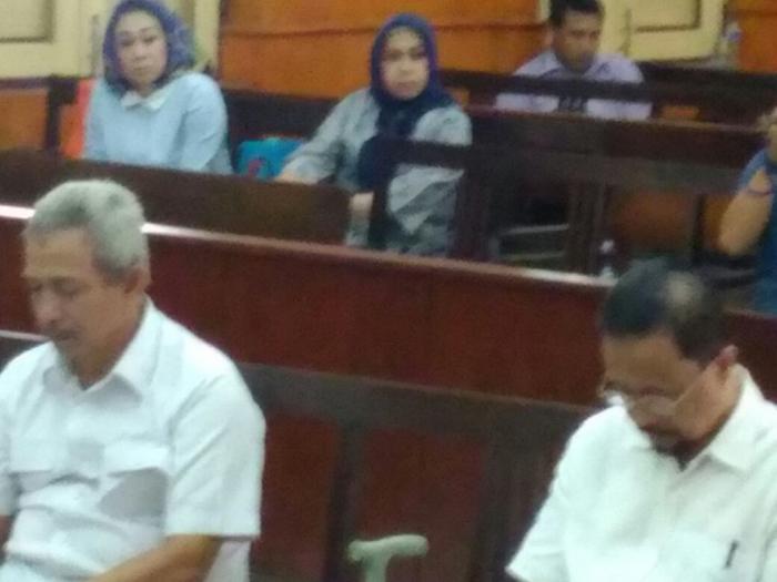 Bupati Batubara non aktif Ok Arya Zulkarnaen saat menjalani sidang. Bupati Batubara non aktif Ok Arya Zulkarnaen saat menjalani sidang.