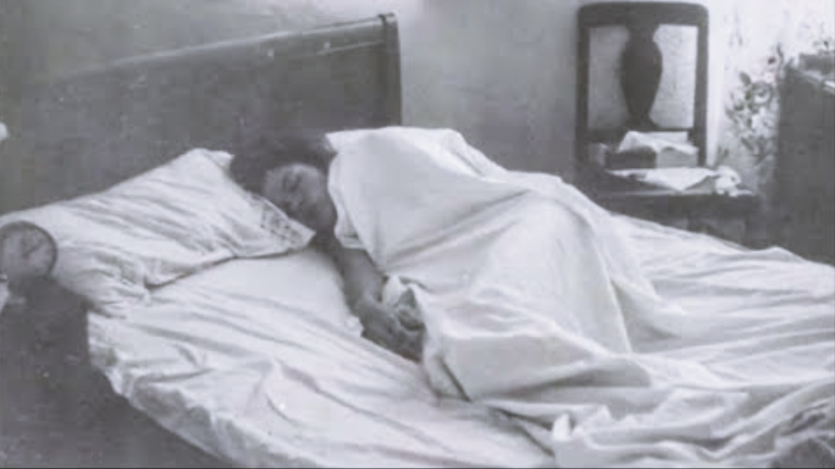 Что делать с постелью умершего. Комната с кроватью 1941. Как выглядели кровати 1941 году. Родители поставили камеру в комнате. Отец девушки страдает лунатизмом.