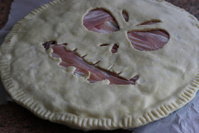 Мясной пирог с картофелем и сыром на Хэллоуин