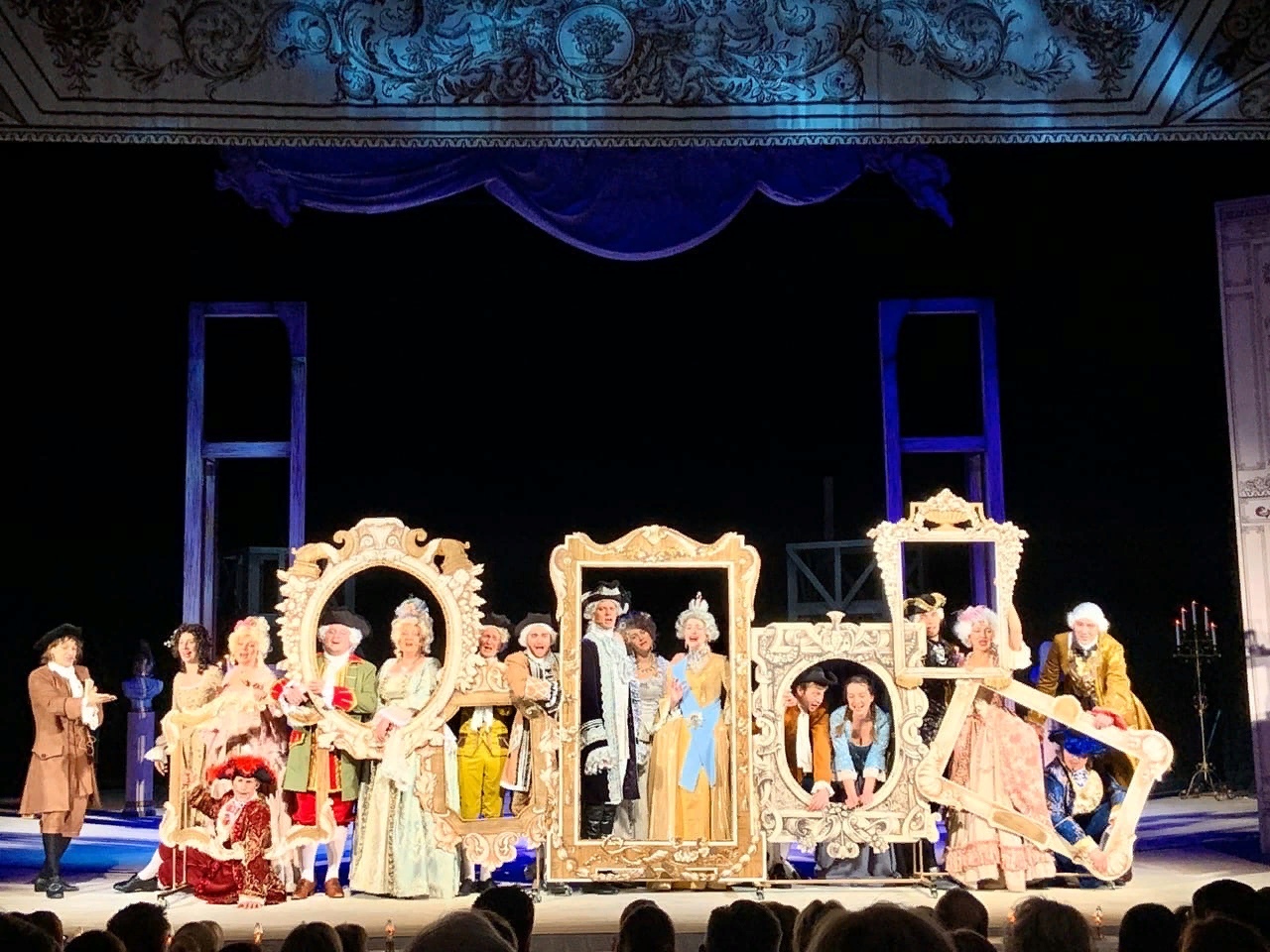 сцена с декорациями. фото сцены из спектакля визит императрицы тульский театр драмы. визит императрицы тульский драмтеатр. тюз пермь спектакли. сцена для водевилей.