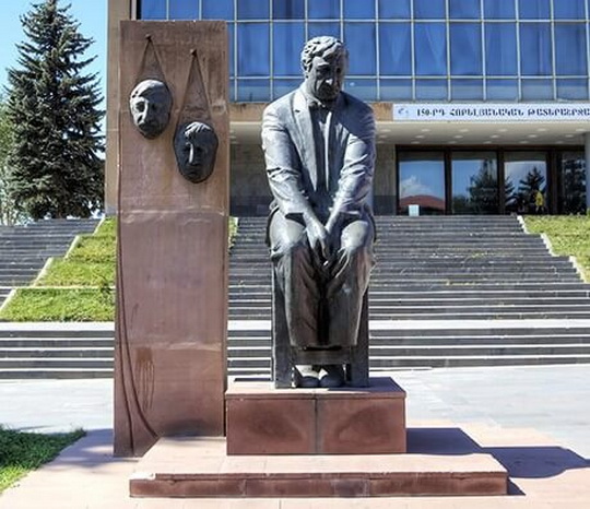 Памятник мкртчяну в армении Памятник мкртчяну в армении