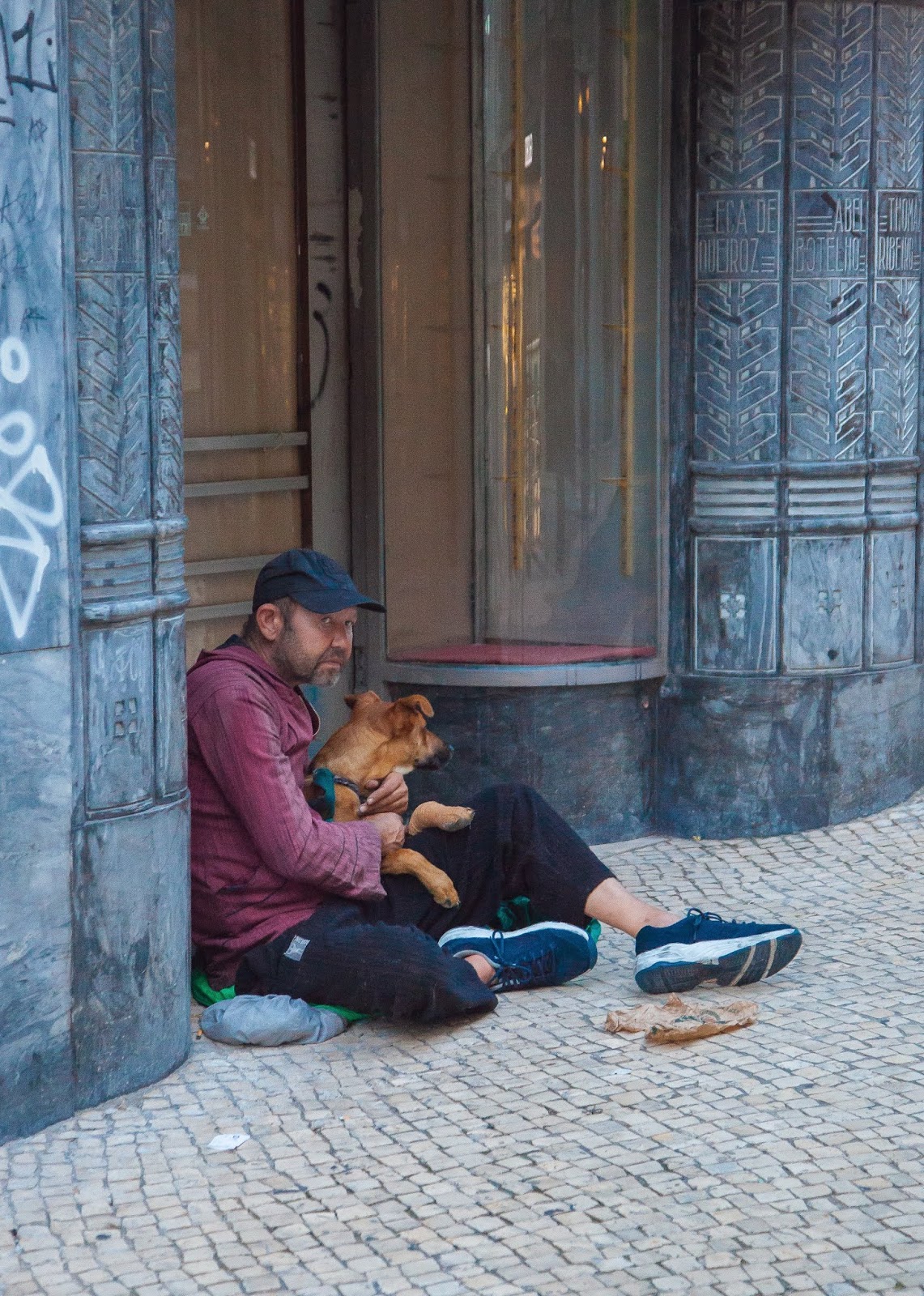 Бедные бомжи. Бедный парень. Лиссабон люди. Бедная Португалия. Португалия люди на улице.