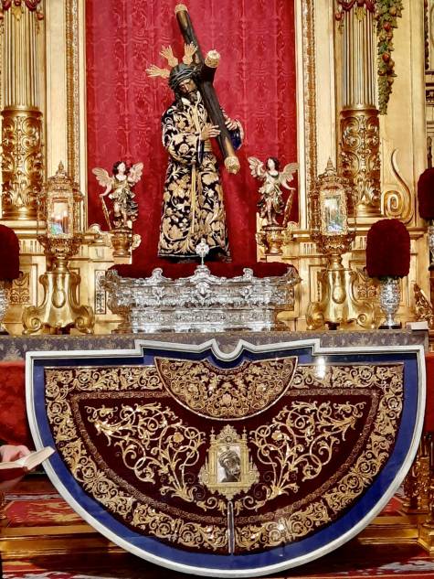 Morante de la Puebla dona su capote más preciado al Gran Poder de Sevilla Morante de la Puebla dona su capote más preciado al Gran Poder de Sevilla