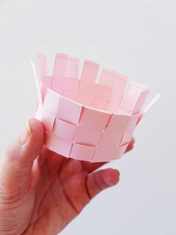 how-to-make-a-paper-weaved-basket-free-printable-crafts-for-kids-now-thats-peachy-atelier-yuwa