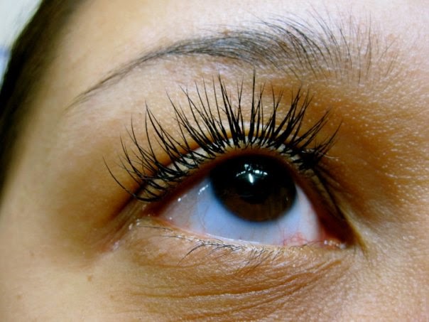 The pros and cons of eyelash extensions before travelling