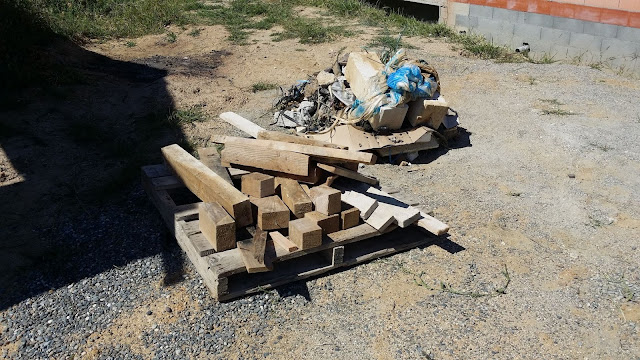 On trouve beaucoup de déchets indésirables sur le terrain d’un chantier de construction : voici ce qui trainait un peu partout sur le terrain