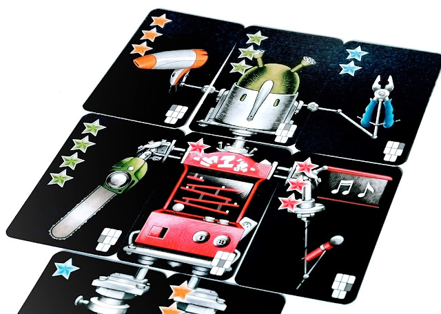 gra karciana z robotami dla chłopców Robot X, na zdjęciu zbliżenie kilku kart ułożonych w kształt robota