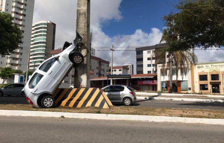 Aposentada perde o controle do carro e “sobe” em poste na Prudente de Morais 1 Idosa poste