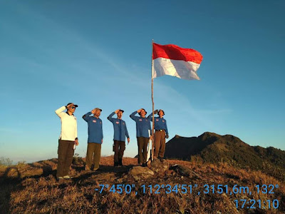 Pengibaran Bendera Merah Putih dan Pembentangan Banner Jatim CETTAR