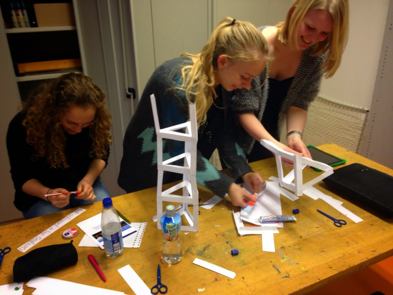 Fonkelnieuw Beeldende Vorming: Lesfasenmodel; een hoge papieren toren bouwen. MY-75
