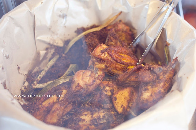 ayam goreng berempah, menu di nasi lemak kukus pendekar mustar, penang best food, ayam berempah nasi lemak pendekar mustar, makan best di penang,