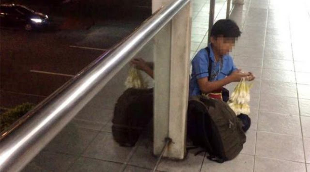 Demi Masa Depan, Dua Bocah Ini Rela Belajar di Trotoar Sambil Berjualan Bunga Demi Masa Depan, Dua Bocah Ini Rela Belajar di Trotoar Sambil Berjualan Bunga
