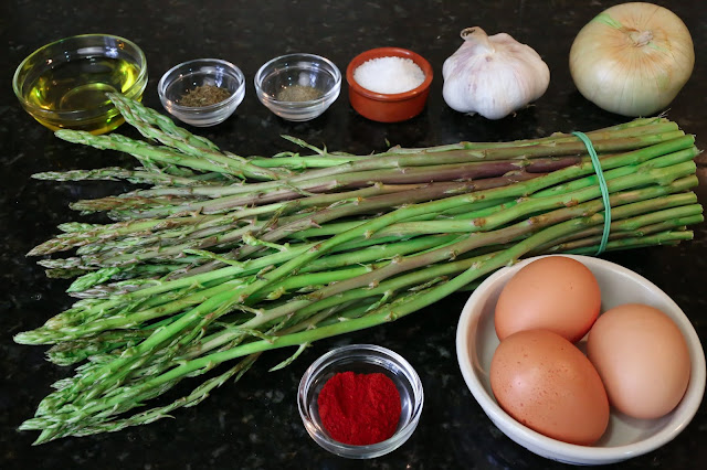 Imagen de ingredientes de espárragos trigueros con huevos escalfados