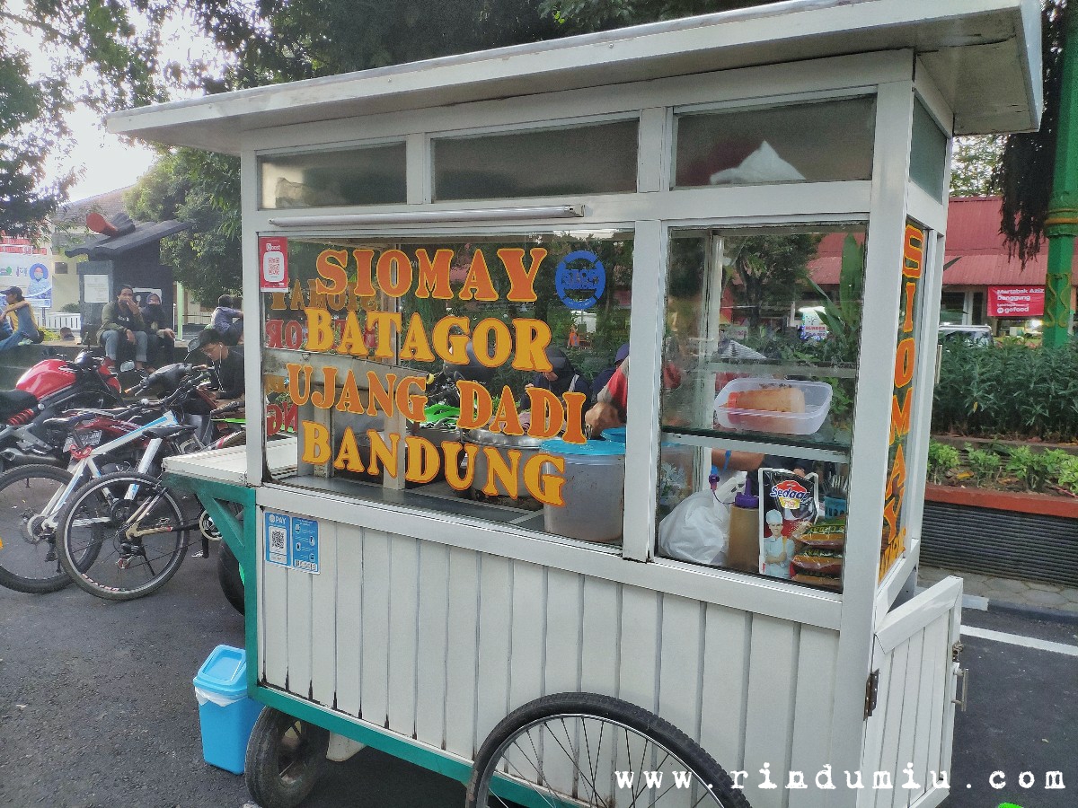 A food cart sells siomay and batagor bandung in Sleman Jogja