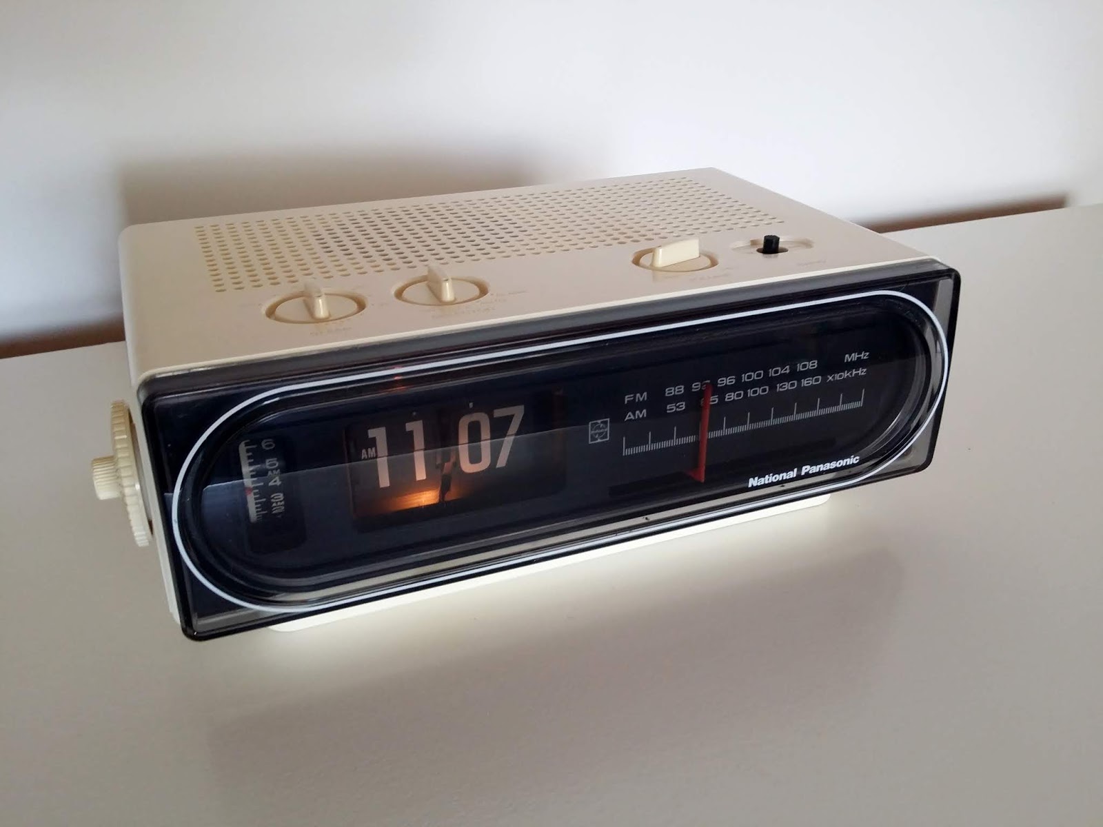 Radio reloj despertador National Panasonic Regreso al futuro
