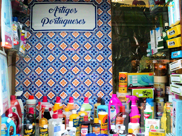 E agora, que se começam a implementar as primeiras medidas, para reanimar o pequeno comércio... vamos todos conscientemente, pensar no que vamos comprar... / And now, that the first measures are beginning to be implemented, to revive small commerce... let's all consciously think about what we are going to buy...