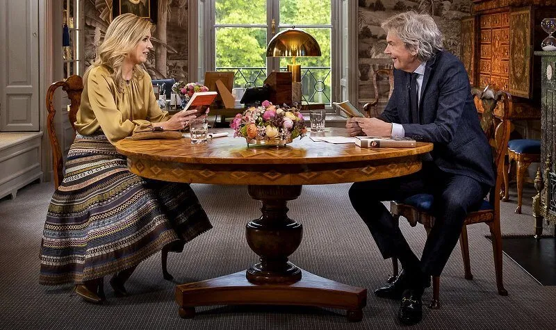 Queen Maxima wore an opulence ribbon skirt from Lena Hoschek. Queen Máxima gave an interview to Matthijs van Nieuwkerk