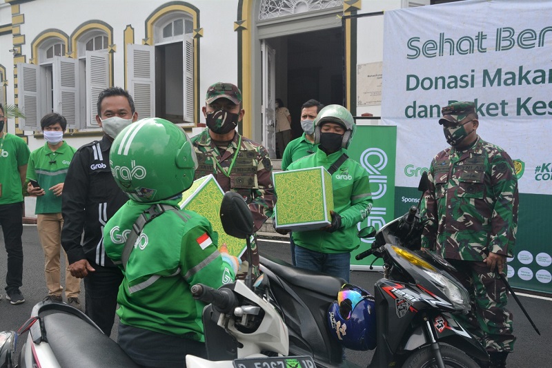 Kodam III/ Siliwangi Bersama Grab Donasi Makanan Dan Paket Kesehatan