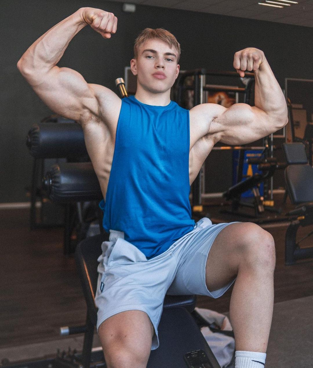 young-cocky-muscle-hunks-oliver-forslin-teen-biceps-flex