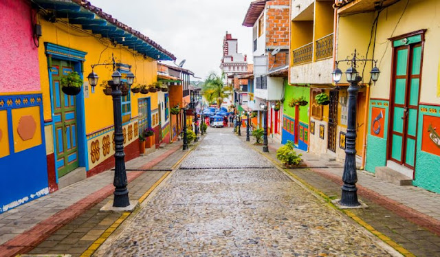 Cidade com casas coloridas na Colômbia