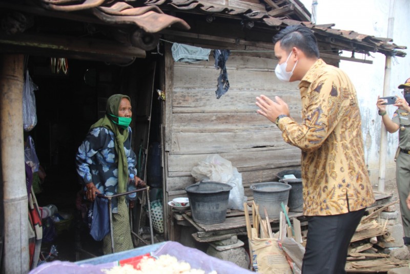 Bupati Dico Bagikan Beras Gratis dari ACT Jateng Kepada Warga Kurang Mampu