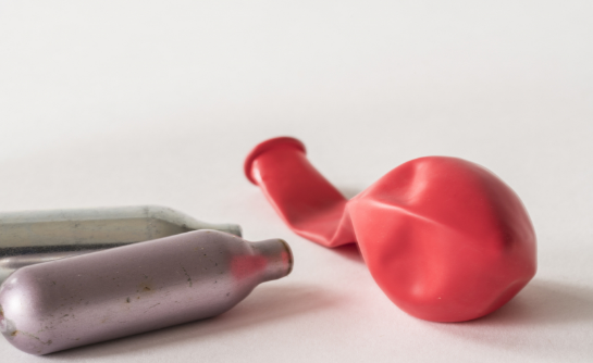 تعرَّف على غاز الضحك أو أكسيد النيتروز وكيفية عمله