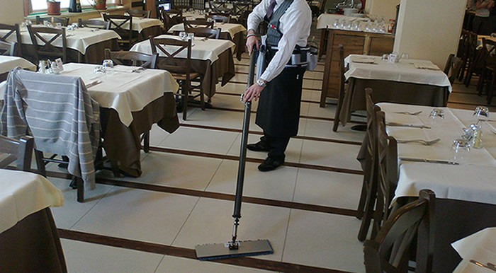 Imagen de un empleado de limpieza