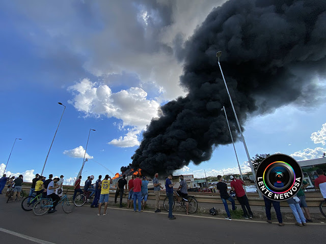 Revendedora de pneus é destruída por incêndio na capital - VEJA AS FOTOS 12 Revendedora de pneus é destruída por incêndio na capital - VEJA AS FOTOS