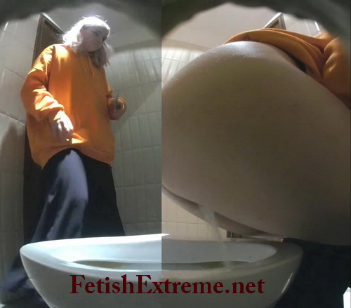 Sexy teen girls is peeing in a fast food restaurant (Fast Food Toilet 29)