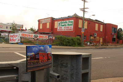 plein air oil painting of the abandoned hotel "Jolly Frog" in Windsor by artist Jane Bennett