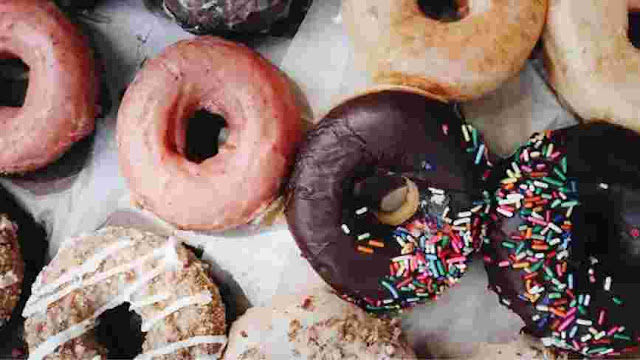 Cara Membuat Donat Goreng yang Lembut, Empuk dan Mengembang - Cara membuat donat sendiri ada 3 metode, di antaranya donat goreng, donat panggang menggunakan oven, dan donat kukus. Semua cara membuat donat tersebut bisa digunakan, tergantung selera masing-masing orang.    Namun yang paling favorit adalah cara membuat donat goreng. Pasalnya cara membuat donat goreng dinilai lebih mudah dan bisa dilakukan di rumah meski dengan peralatan seadanya. Selain itu cara membuat donat goreng bisa menghasilkan donat dengan tektur lebih lembut dan empuk. Donat goreng bisa dibuat tanpa ragi, tanpa telur, dan tanpa oven.    Cara Membuat Donat Goreng yang Lembut, Empuk dan Mengembang Berikut ini cara membuat donat goreng yang lembut dan empuk.    Bahan:  300 gram tepung terigu protein tinggi 120 gram tepung terigu protein sedang 1 sdt ragi instan 15 gram susu bubuk 40 gram gula halus 1 butir telur ayam 225 ml air es 30 gram margarin 1 sdt garam   Bahan topping:  Coklat batangan yang dilelehkan Margarin & gula halus Selai     Cara membuat donat goreng:  Campur tepung terigu, susu bubuk, ragi instan dan gula halus. Aduk sampai tercampur rata. Tambahkan telur dan air es sedikit demi sedikit. Jika ragu adonan terlalu encer maka air bisa dimasukkan beberapa bagian dulu. Uleni adonan sampai menjadi kalis. Adonan kalis adalah tidak ada adonan yang lengket menempel di wadah dan tangan. Masukkan margarin dan garam. Uleni adonan sampai elastis. Tutupi adonan menggunakan kain dan diamkan di tempat hangat suhu ruang selama 15 menit. Setelah 15 menit, adonan mengembang. Tinju-tinju adonan untuk mengeluarkan udara. Uleni lagi sebentar. Ulangi langkah 4 tetapi cukup didiamkan selama 10 menit. Tinju-tinju adonan lalu bentuk adonan menjadi lingkaran. Bisa dibentuk manual dengan tangan setelah ditimbang seberat 40 gram atau giling adonan dan cetak memakai cetakan donat. Letakkan adonan yang telah terbentuk dengan diberi jarak pada wadah datar. Tutupi dengan kain dan diamkan selama 30 menit. Goreng adonan donat dalam minyak panas dan api kecil sampai kuning keemasan. Tiriskan. Setelah donat dingin, beri toping sesuai selera.