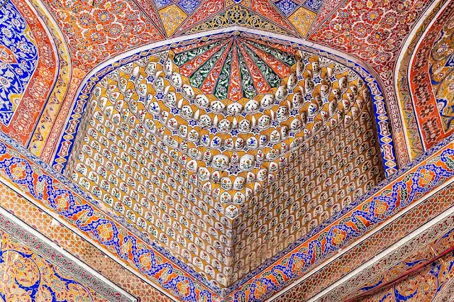 begum-shahi-mosque-mosque-of-maryam-zamani-fresco-decorations-interior-of-prayer-chamber