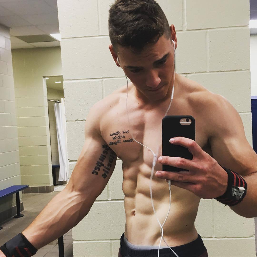 cocky-masculine-dudes-shirtless-fit-teen-bro-ripped-sixpack-abs-selfie