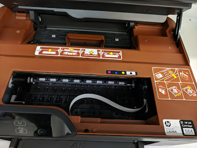 Impresora HP que utiliza cartuchos con cabezal de impresión independiente.