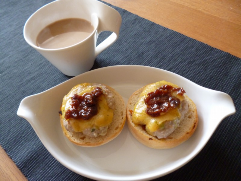 Juno's Happy Life in Style Simple breakfast sausage & English muffin