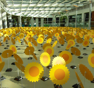 Dancing Solar Flower by Alexandre Dang at the European Commission dancing-solar-flower-or-flowers-for-sustainable-development-art-and-solar-art-by-alexandre-dang-跳舞太阳能花-艺术家亚历山大黨-可持续发展-可太阳能艺术-可再生能源-可太阳