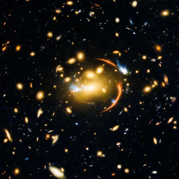 Hubble decifra incrível fenômeno da lente gravitacional