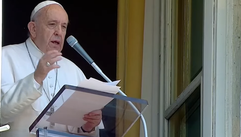 Camino Católico Papa Francisco en el Ángelus, 18819 «El testimonio del Evangelio quema toda