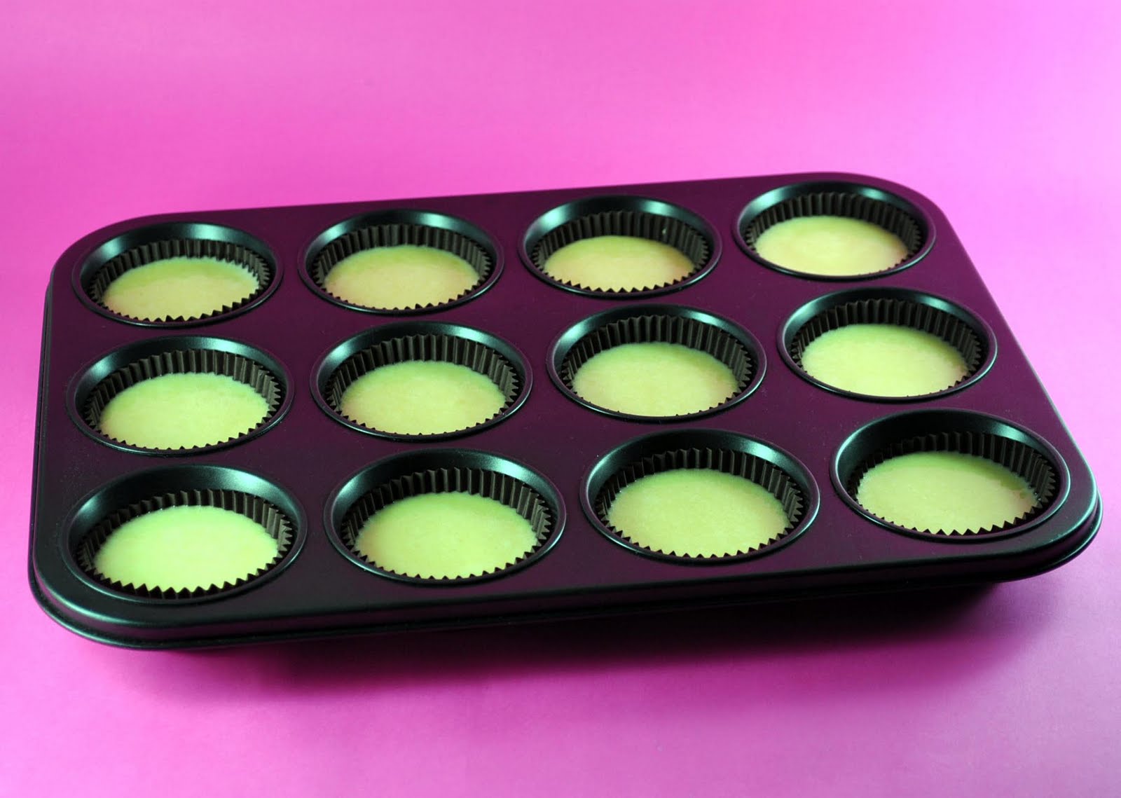 bakery cook and tips Cupcake Baking 101 How to Evenly Distribute