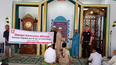 Jelang Ramadhan, Donasi Konsumen Alfamidi Saluran Sajadah dan Al Qur'an di Ternate